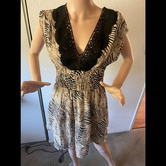 𝅺BEBE Ladies Woman's DRESS W/Brown Zebra DESIGN Size Small w/ Black Lace Neck - Picture 2 of 5